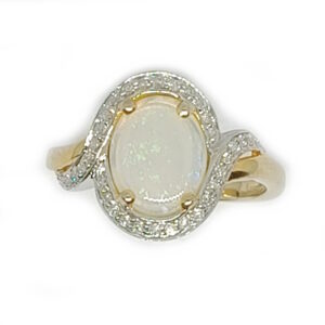 1 stk. Renoveret Guld cabochonring med Hvid Opal og 34 diamanter