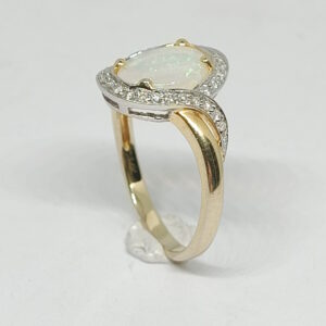 Opalring med diamanter