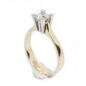 1 stk. Renoveret Kraftig Solitaire ring i meget god stand som ny