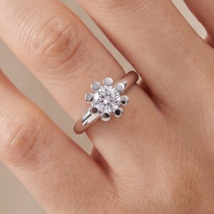 Solitairering med 8mm top i rhodineret sølv med zirkonia