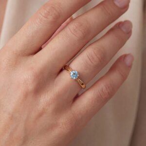 Aquamarin solitaire ring i 14 karat guld fra RASK CO₂ fri smykker